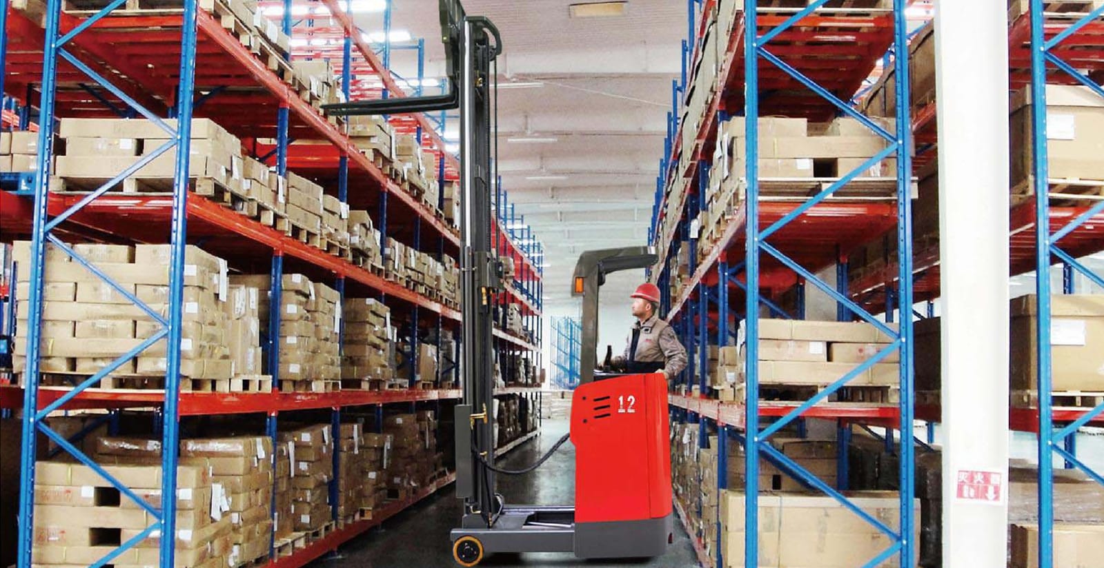 Apilador reach TF (operador de pie)